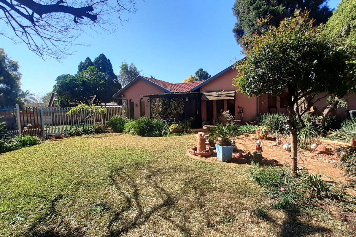 For SALE!!!  3 Bedroom Family Home with Flatlet  - Photo 2