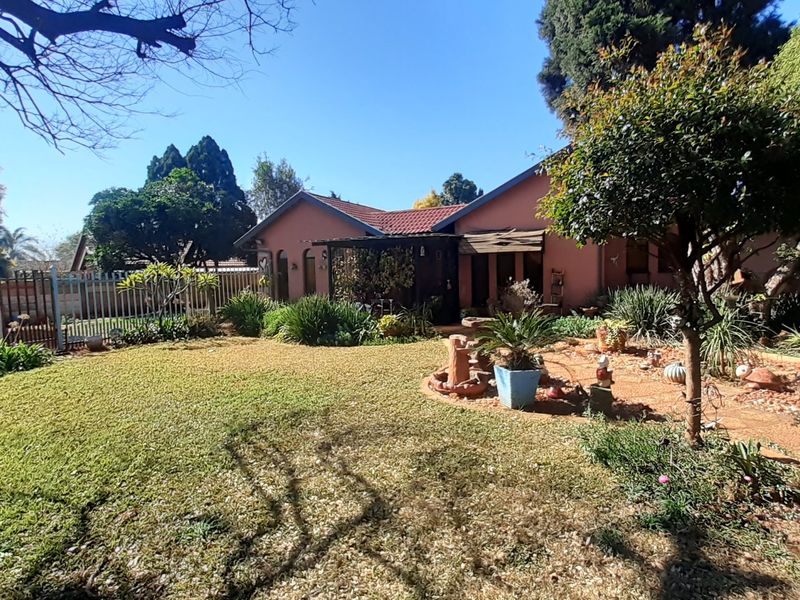 For SALE!!!  3 Bedroom Family Home with Flatlet  - Photo 2