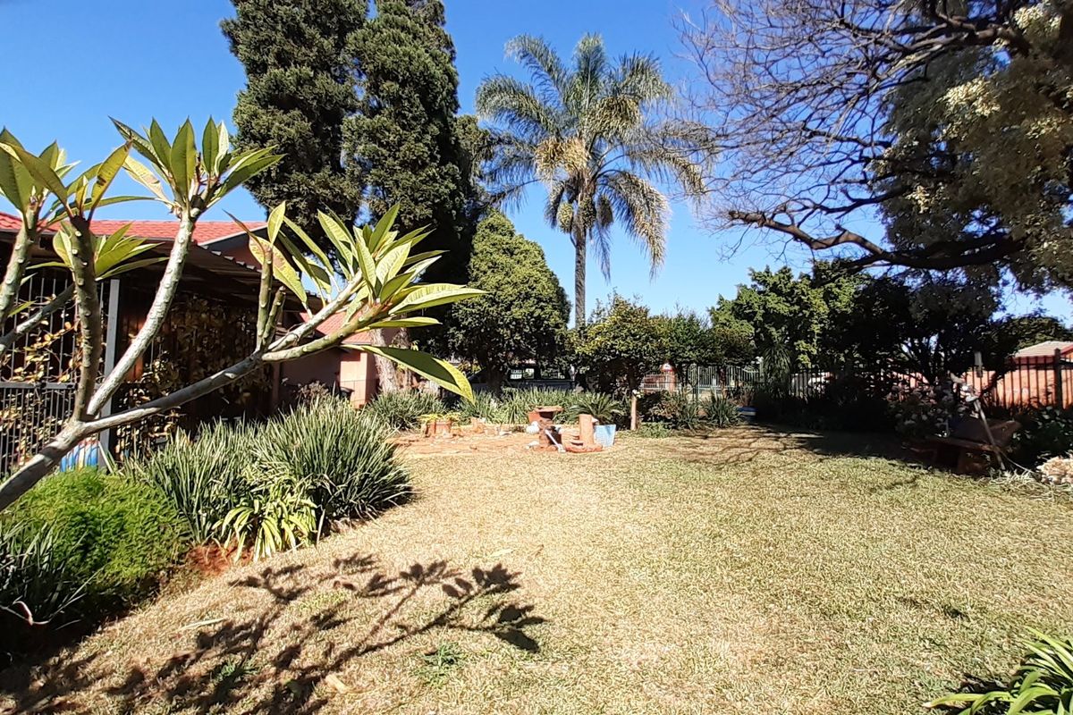 For SALE!!!  3 Bedroom Family Home with Flatlet  - Photo 5
