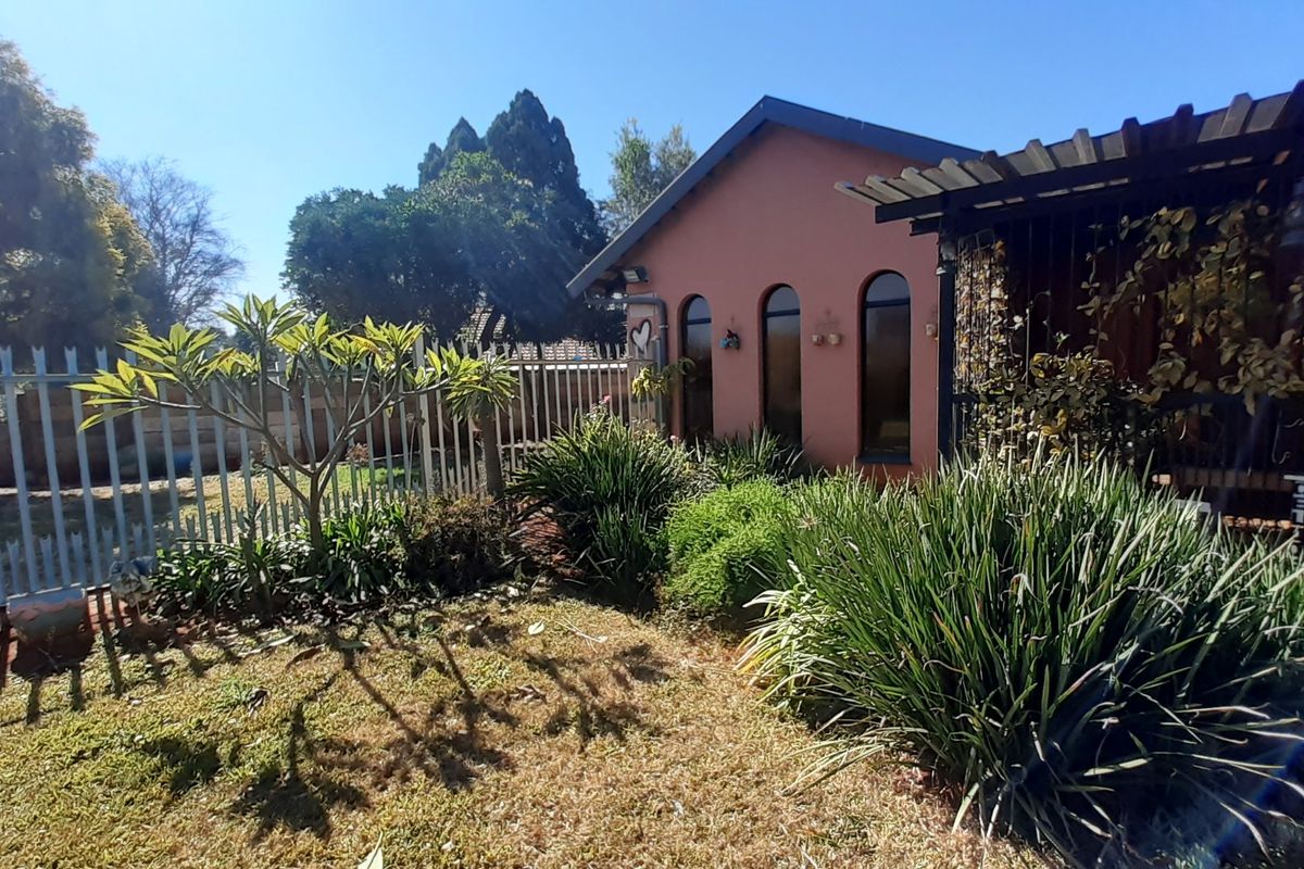 For SALE!!!  3 Bedroom Family Home with Flatlet  - Photo 3