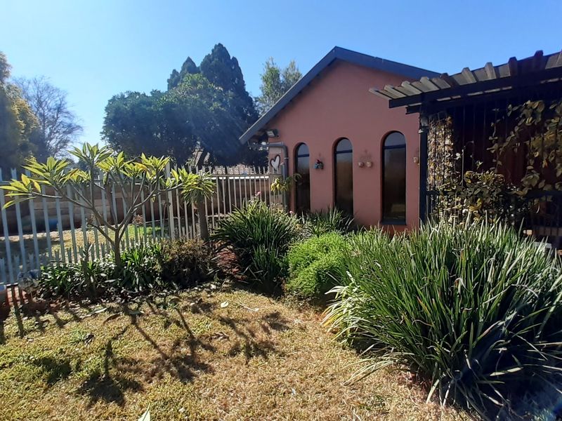 For SALE!!!  3 Bedroom Family Home with Flatlet  - Photo 3