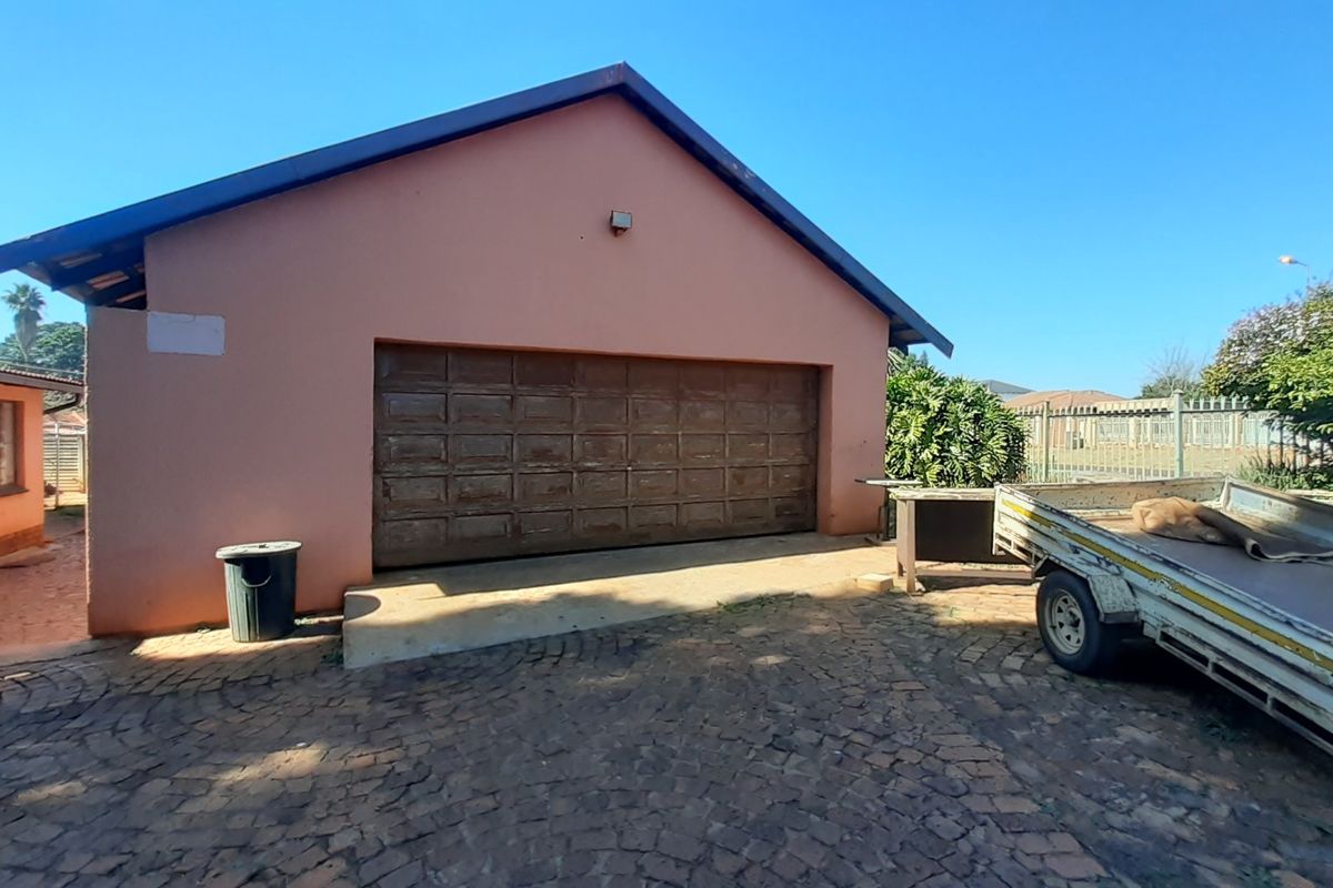 For SALE!!!  3 Bedroom Family Home with Flatlet  - Photo 4