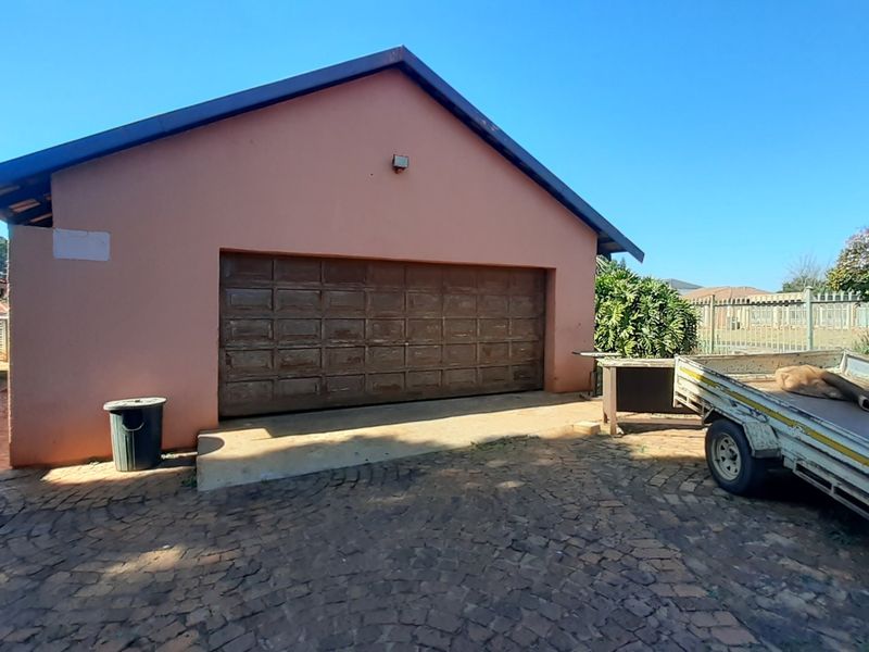 For SALE!!!  3 Bedroom Family Home with Flatlet  - Photo 4