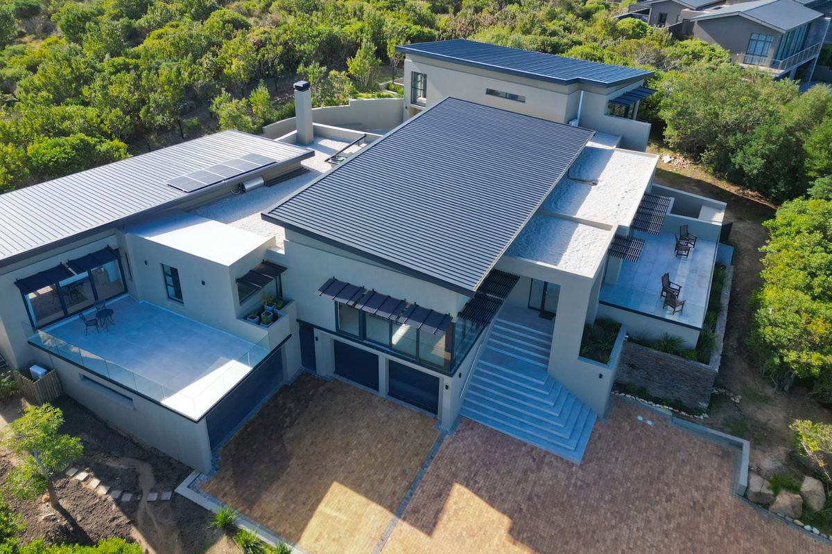 Spacious Home with Expansive Views - Photo 3