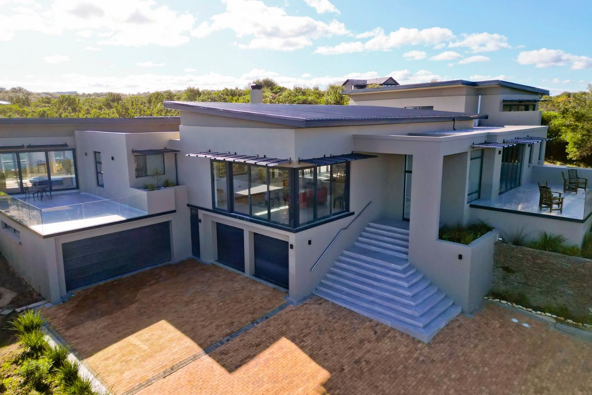 Spacious Home with Expansive Views - Photo 5