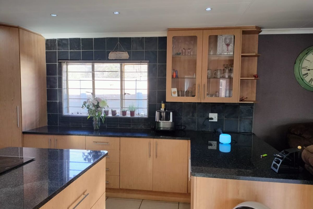 SIMPLEX TOWNHOUSE - Photo 3