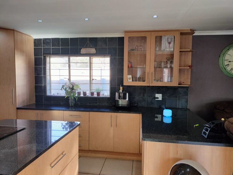 SIMPLEX TOWNHOUSE - Photo 3