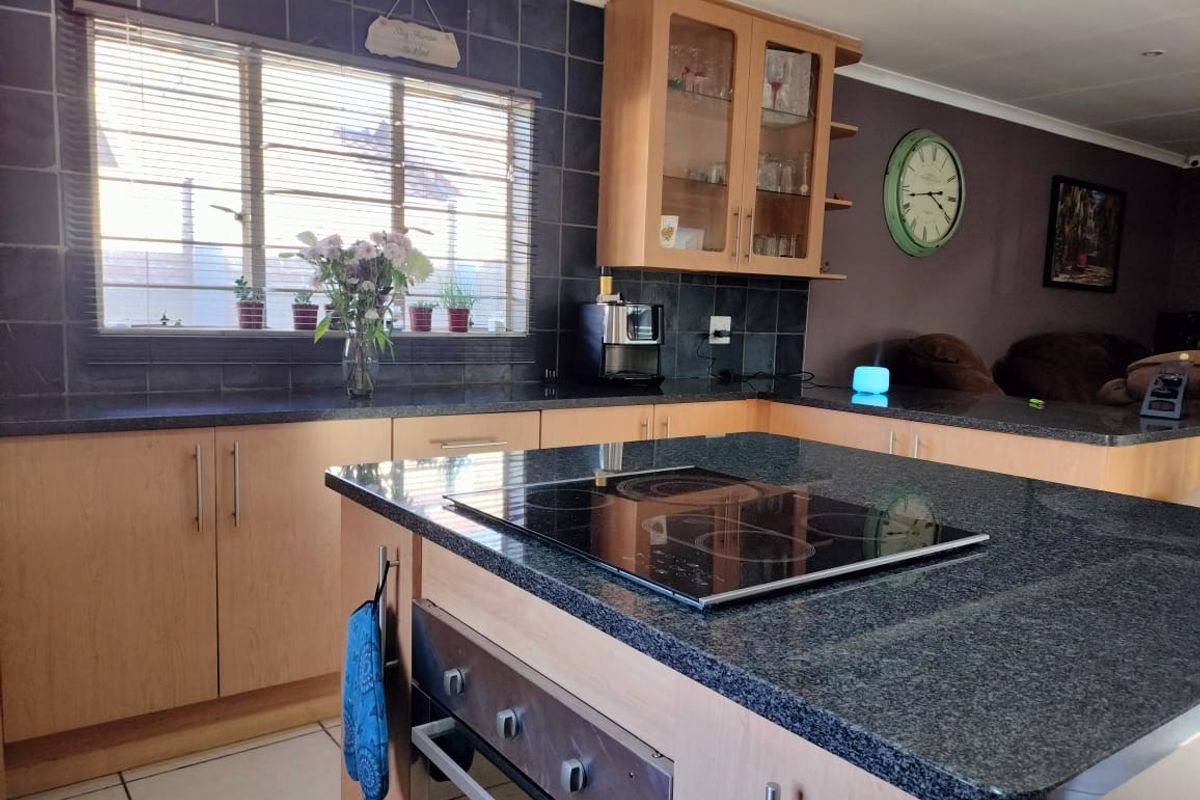 SIMPLEX TOWNHOUSE - Photo 2