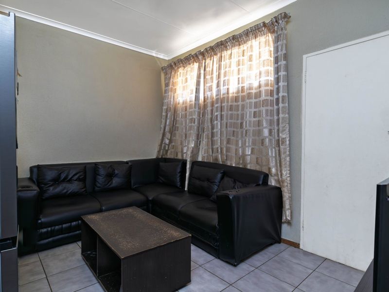 Lock Up & Go or Pefect Starter Unit!  - Photo 3