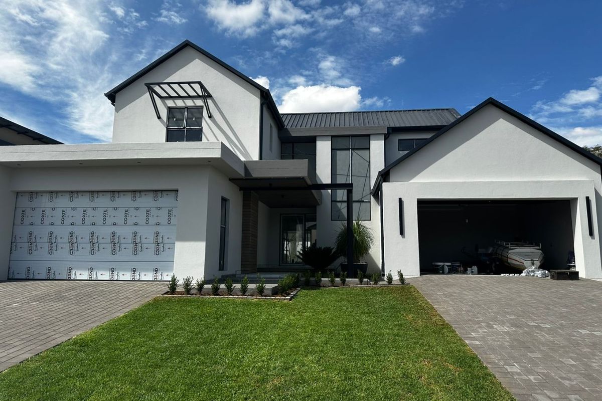 Prestigious Signature 5 Bedroom Family Home | Seamless Luxurious Entertaining | Prime Location | No Transfer Duty - Photo 5