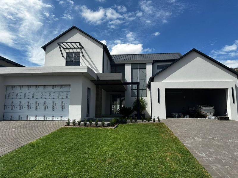 Prestigious Signature 5 Bedroom Family Home | Seamless Luxurious Entertaining | Prime Location | No Transfer Duty - Photo 5