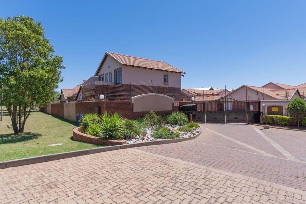 THREE BEDROOMS AND THREE BATHROOMS  - Photo 3