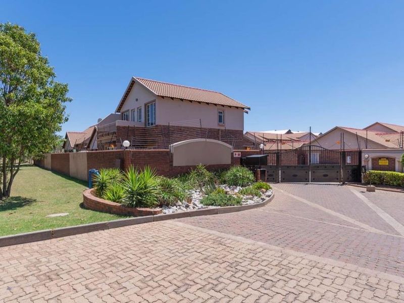 THREE BEDROOMS AND THREE BATHROOMS  - Photo 3