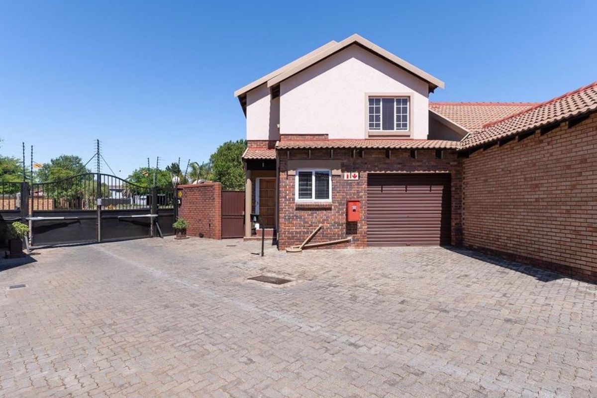 THREE BEDROOMS AND THREE BATHROOMS  - Photo 2