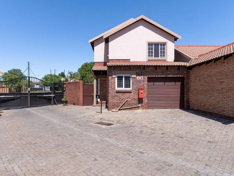 THREE BEDROOMS AND THREE BATHROOMS  - Photo 2