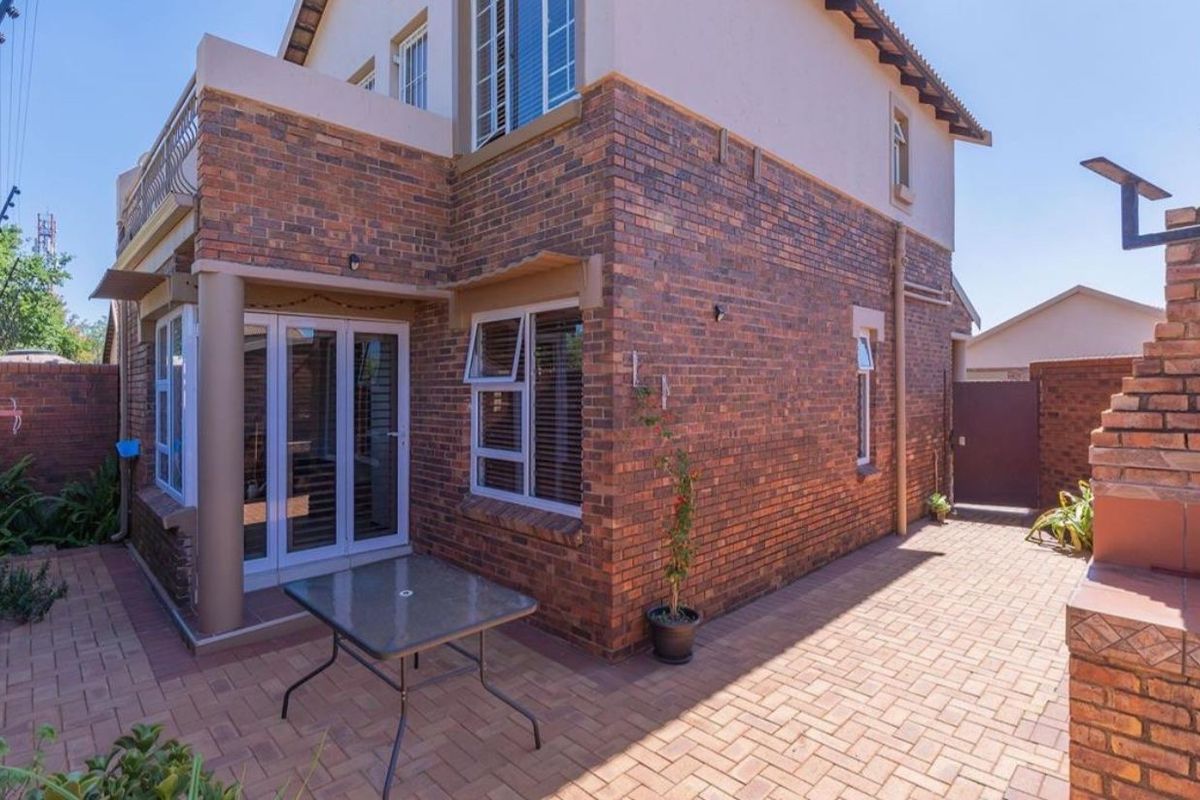 THREE BEDROOMS AND THREE BATHROOMS  - Photo 4