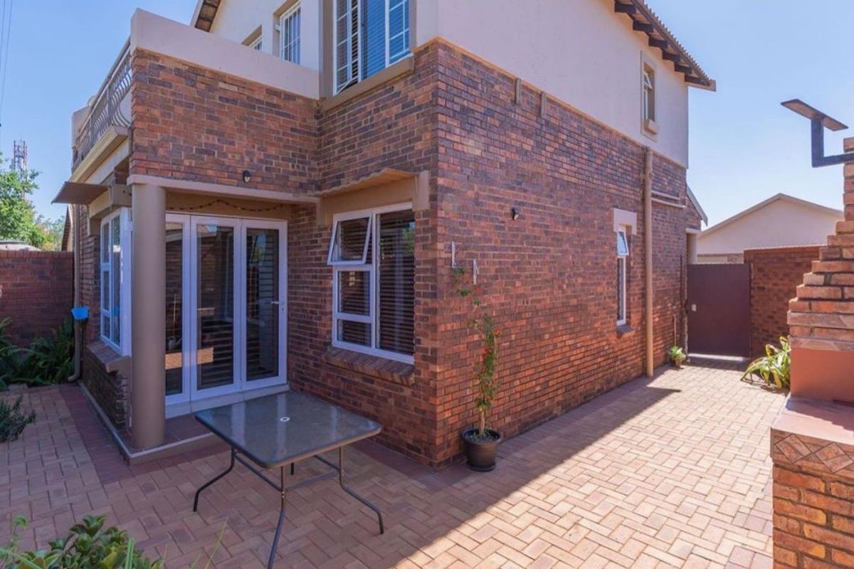 THREE BEDROOMS AND THREE BATHROOMS  - Photo 5