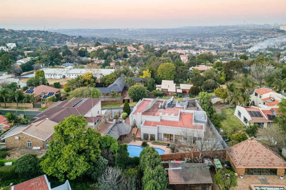 NORTHCLIFF : Unique Spacious 4 Bed Entertainers Home for Sale - Photo 5