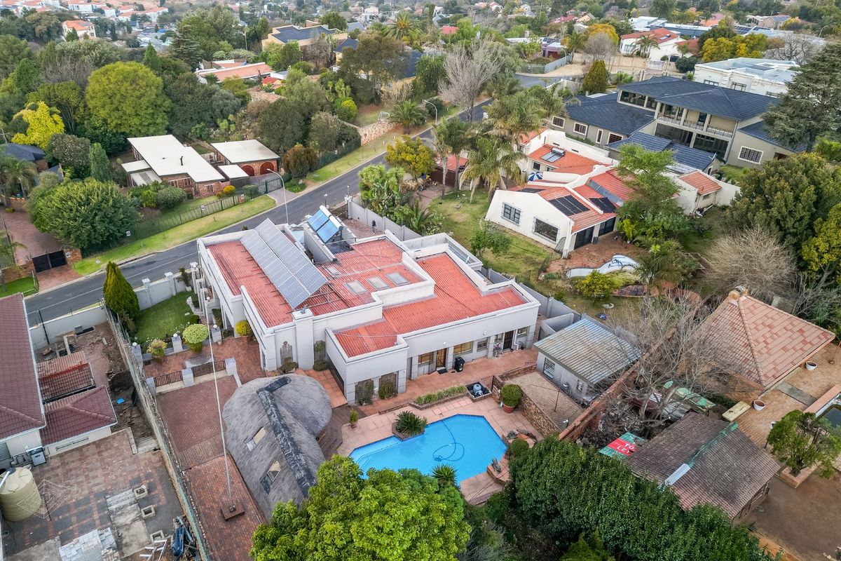 NORTHCLIFF : Unique Spacious 4 Bed Entertainers Home for Sale - Photo 4