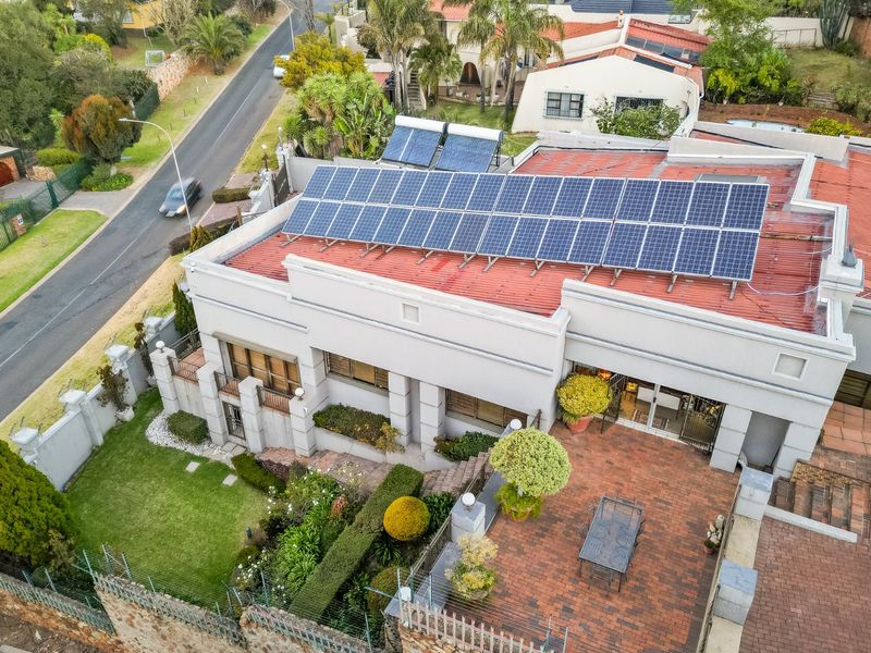 NORTHCLIFF : Unique Spacious 4 Bed Entertainers Home for Sale - Photo 8