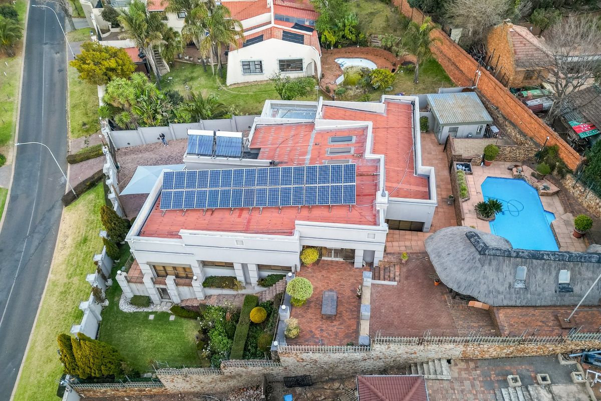 NORTHCLIFF : Unique Spacious 4 Bed Entertainers Home for Sale - Photo 3