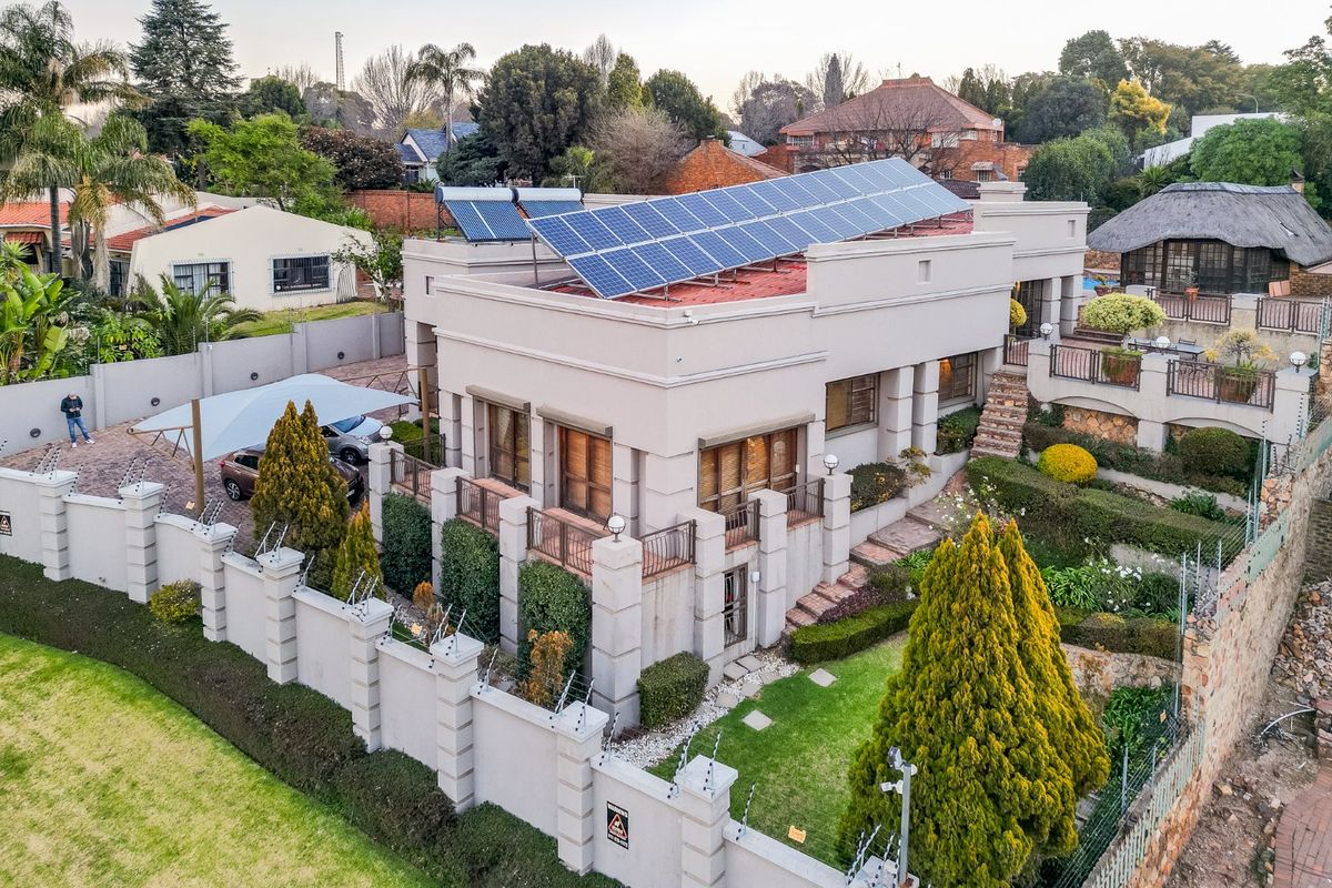 NORTHCLIFF : Unique Spacious 4 Bed Entertainers Home for Sale - Photo 2