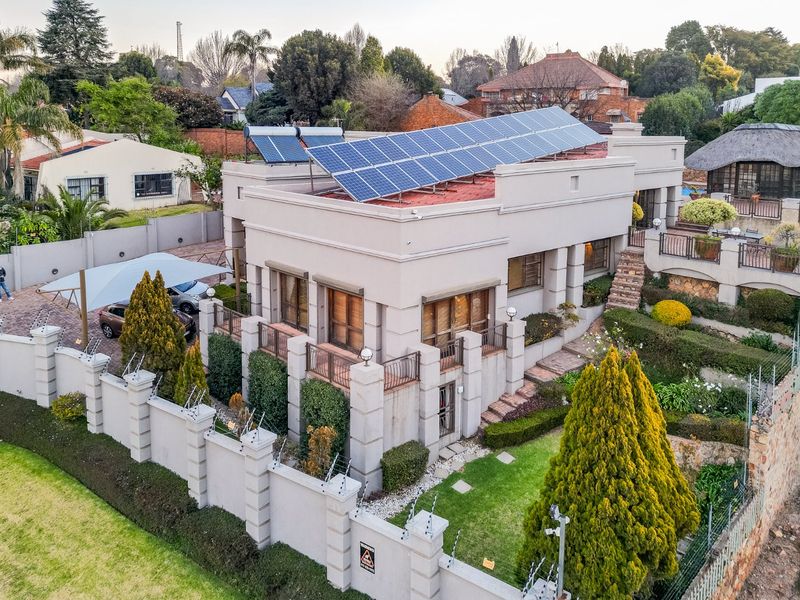 NORTHCLIFF : Unique Spacious 4 Bed Entertainers Home for Sale - Photo 2