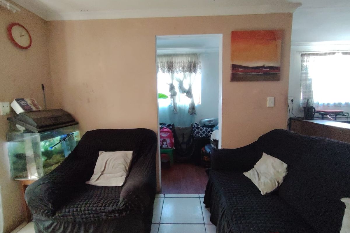 House For Sale in Lavender Hill - Photo 3