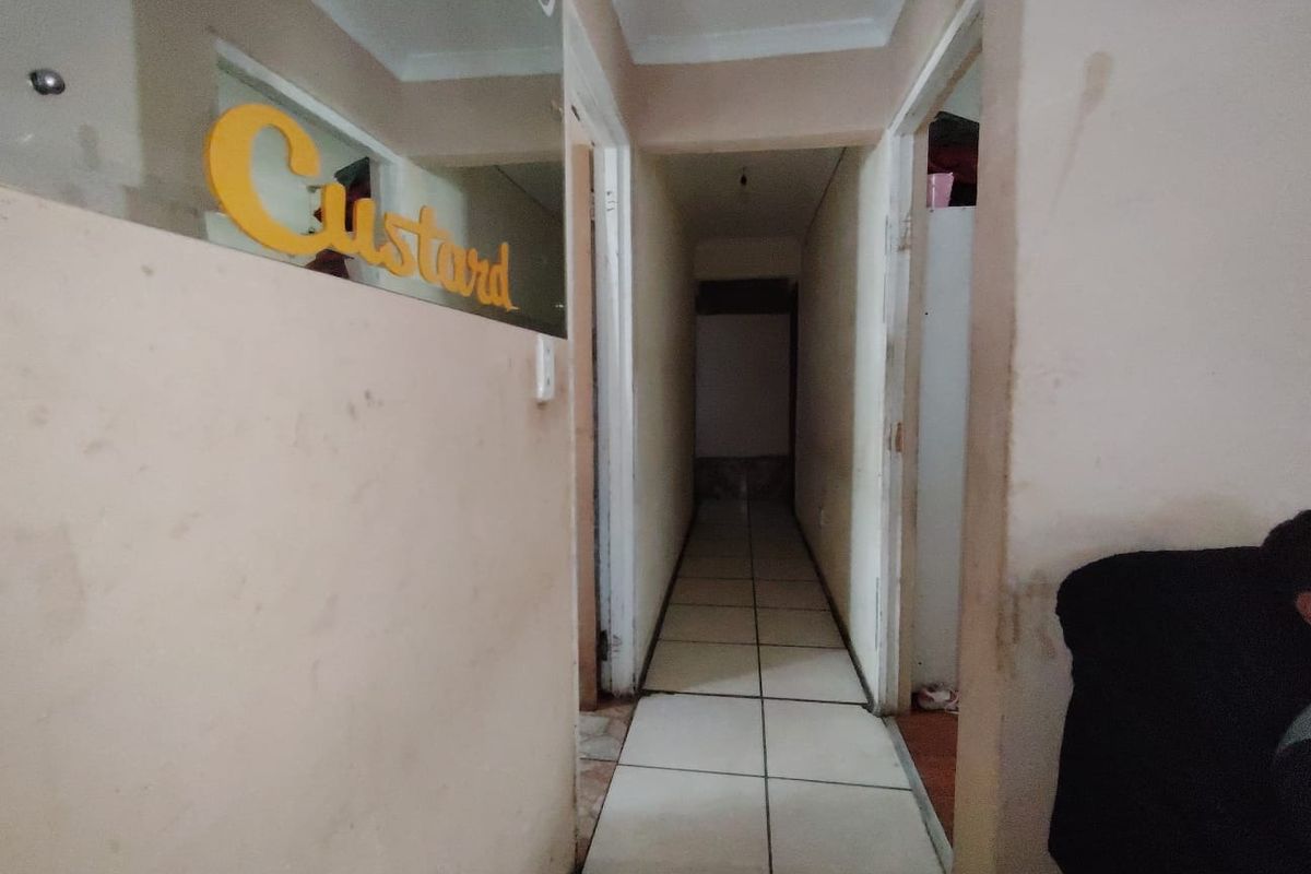 House For Sale in Lavender Hill - Photo 2