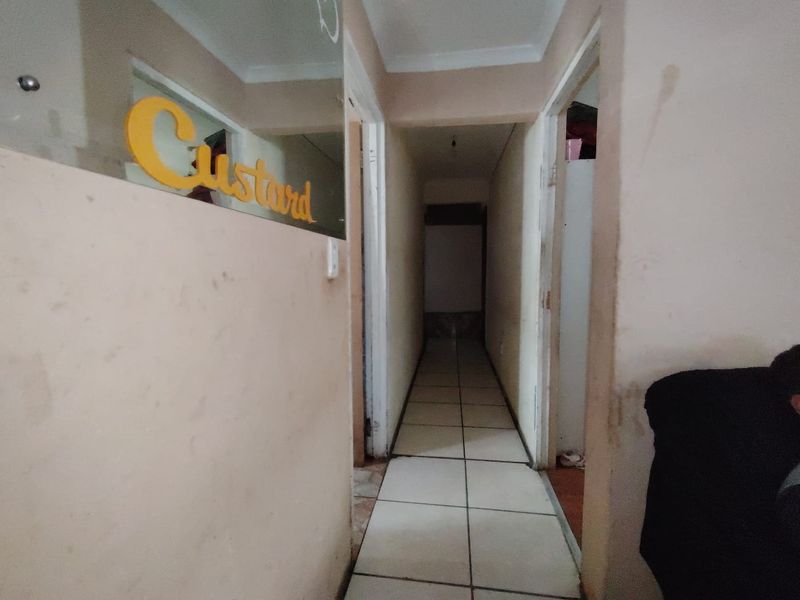 House For Sale in Lavender Hill - Photo 2