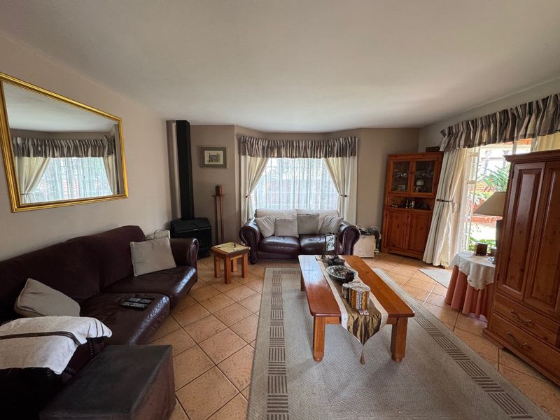 Spacious Family Home with Modern Comforts - Photo 3