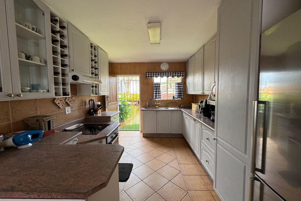 Spacious Family Home with Modern Comforts - Photo 5