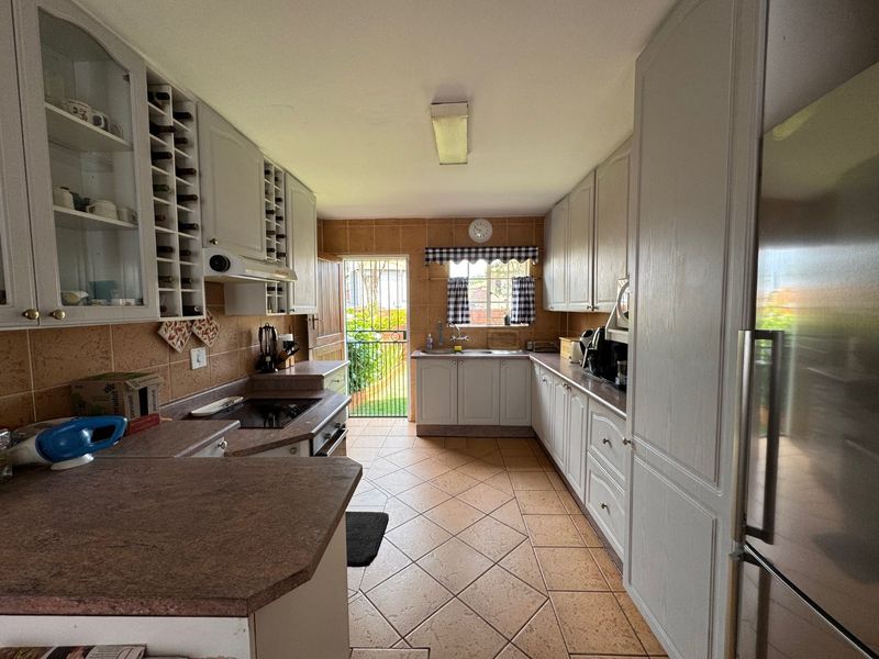 Spacious Family Home with Modern Comforts - Photo 5