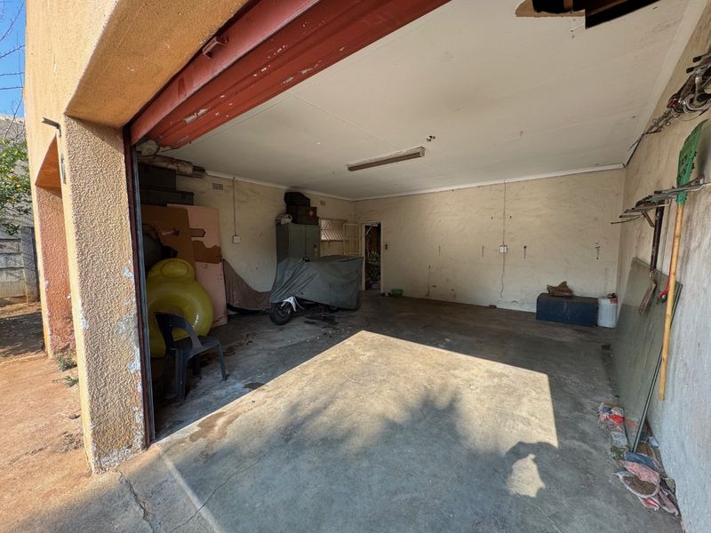 Elegant Family Home with Ample Living Space - Photo 2