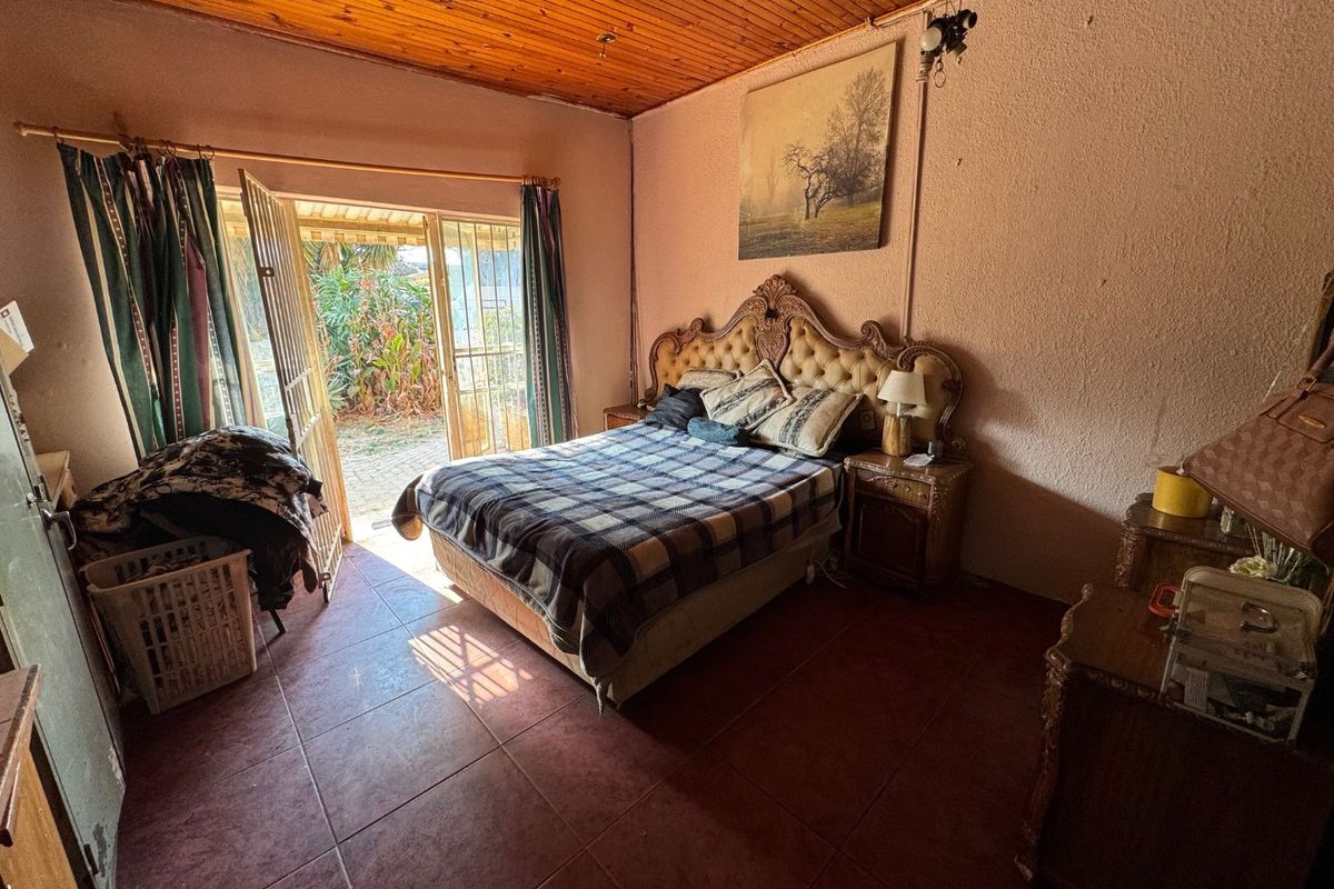 Elegant Family Home with Ample Living Space - Photo 5