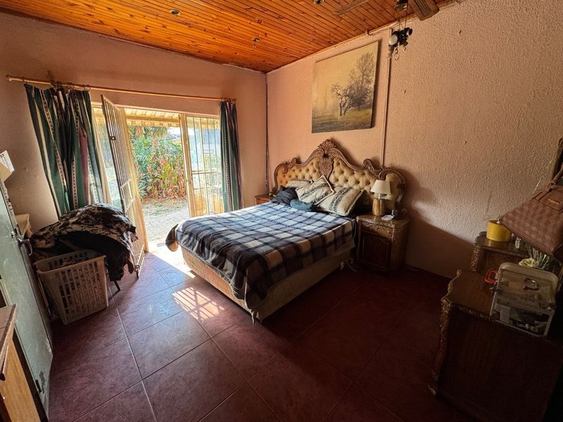 Elegant Family Home with Ample Living Space - Photo 5