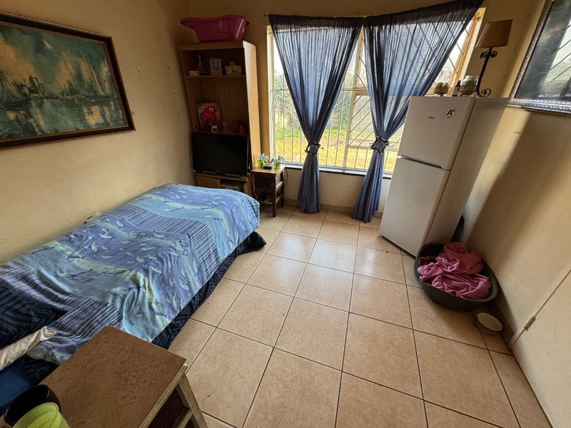 Elegant Family Home with Ample Living Space - Photo 10