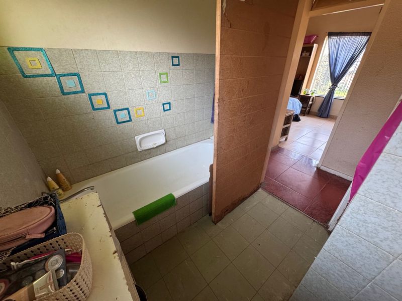 Elegant Family Home with Ample Living Space - Photo 9