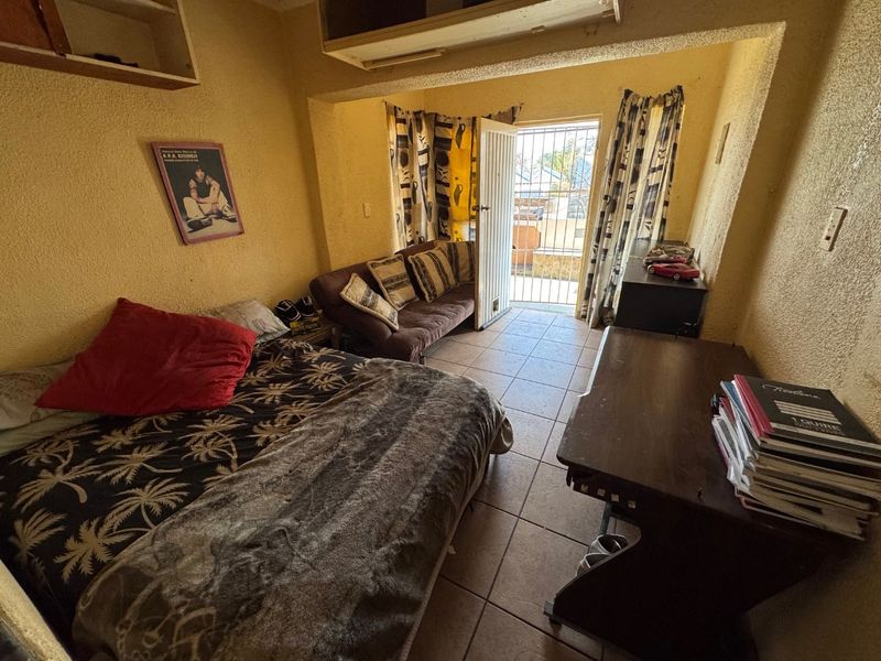 Elegant Family Home with Ample Living Space - Photo 8