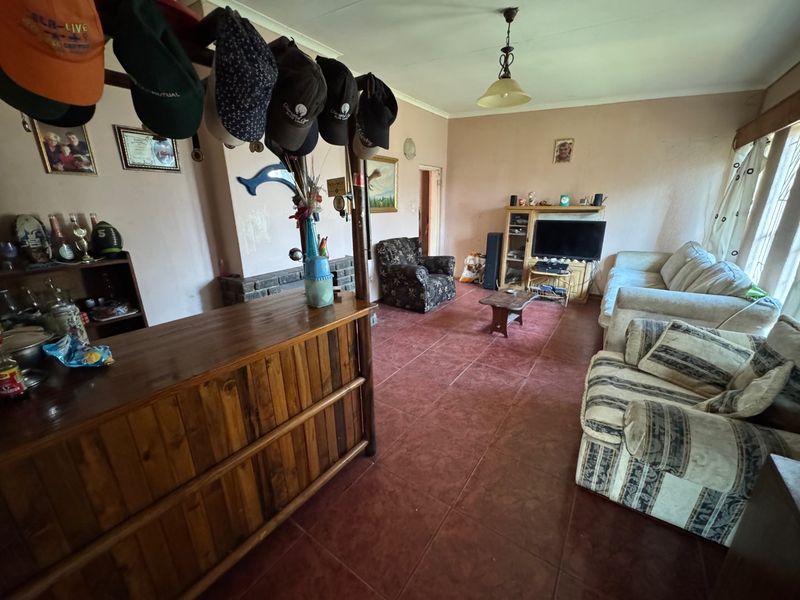 Elegant Family Home with Ample Living Space - Photo 6