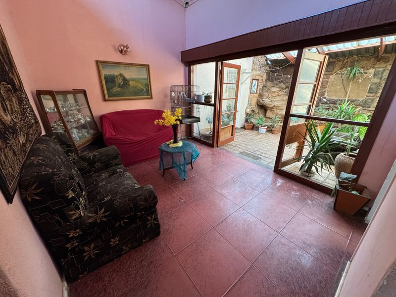 Elegant Family Home with Ample Living Space - Photo 7