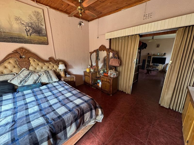 Elegant Family Home with Ample Living Space - Photo 4