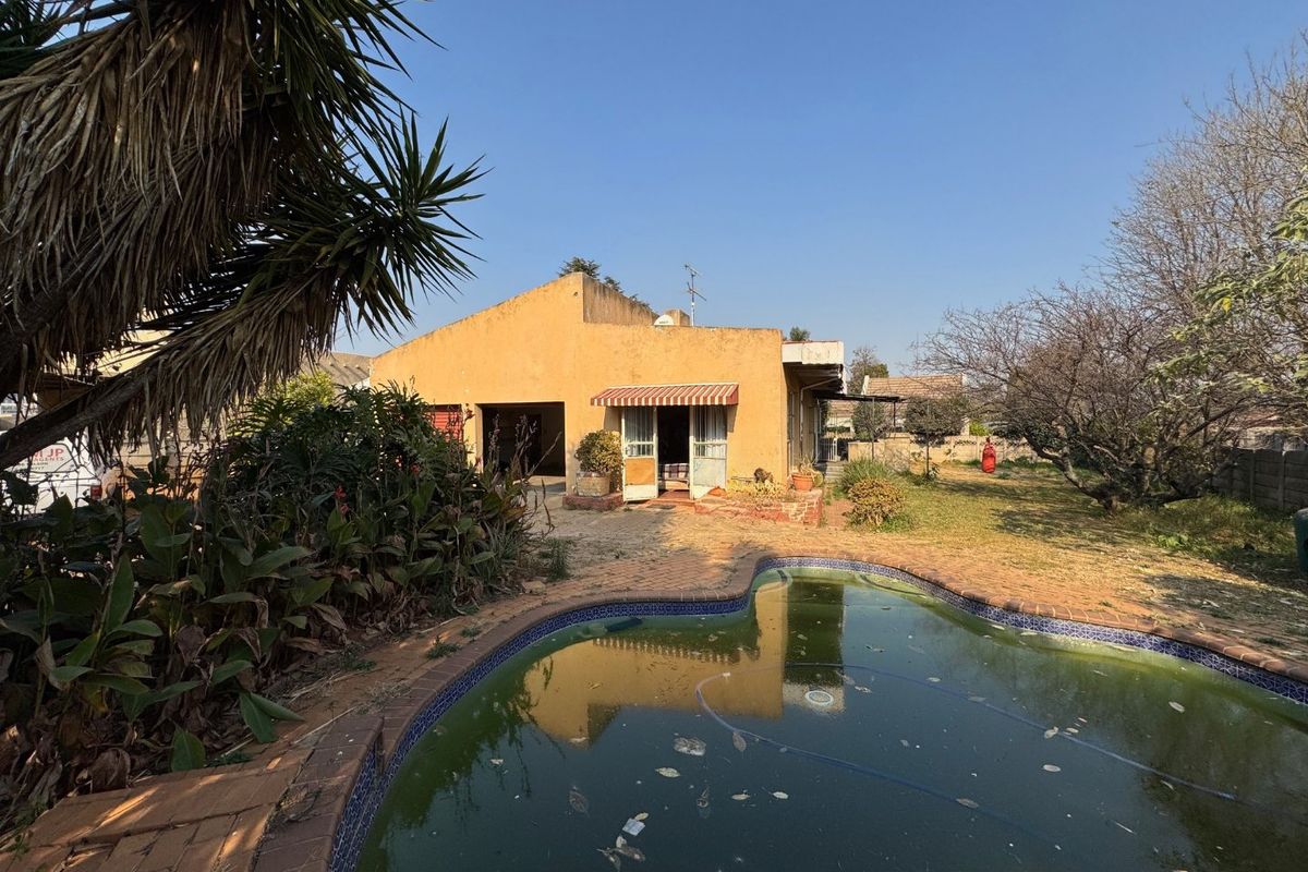 Elegant Family Home with Ample Living Space - Photo 3