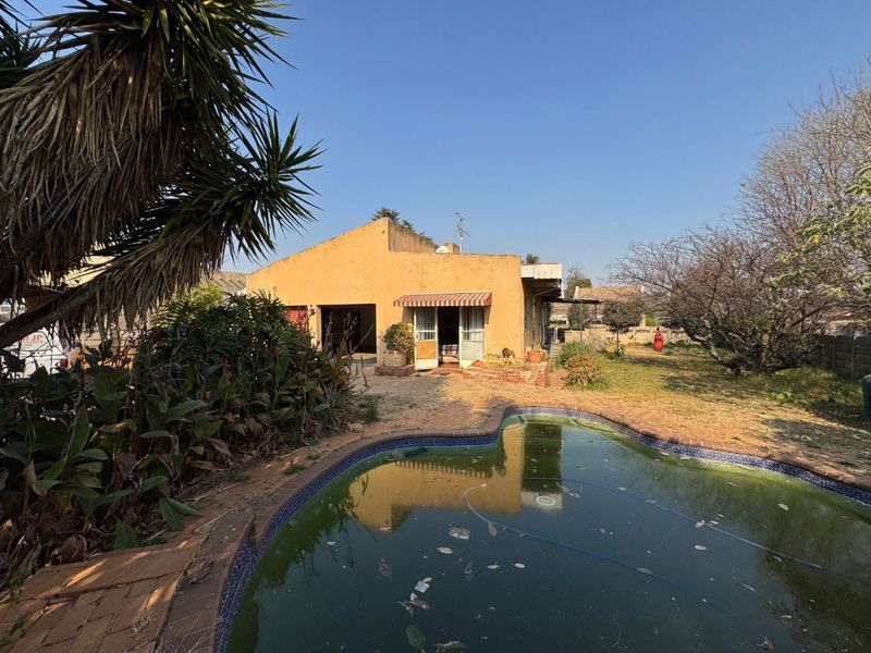 Elegant Family Home with Ample Living Space - Photo 3