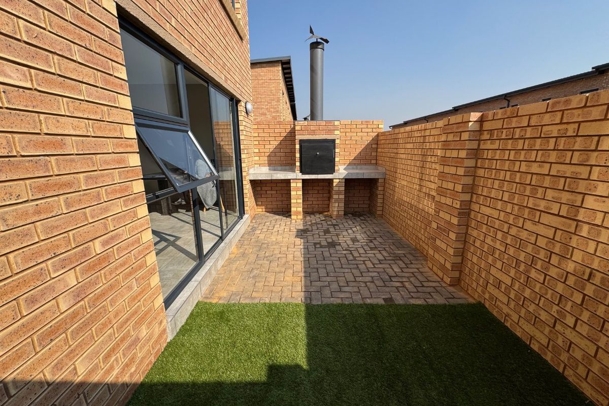 Elegant Family Home with Ample Living Space - Photo 4