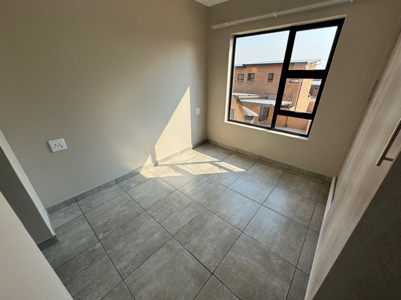 Elegant Family Home with Ample Living Space - Photo 10