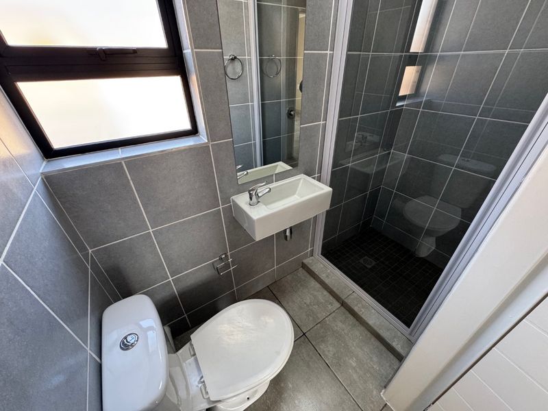 Elegant Family Home with Ample Living Space - Photo 9