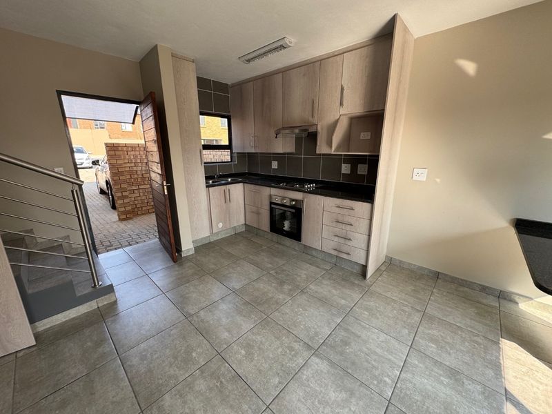 Elegant Family Home with Ample Living Space - Photo 2