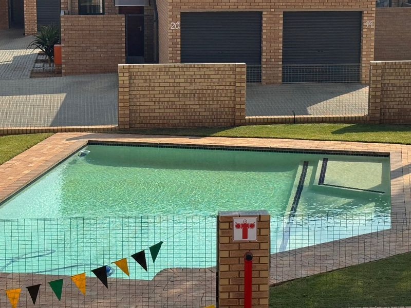 Elegant Family Home with Ample Living Space - Photo 8