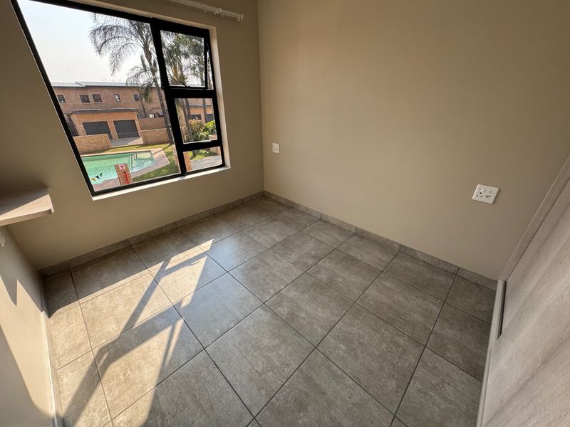 Elegant Family Home with Ample Living Space - Photo 6